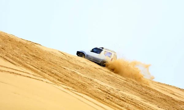 Ένα Suv Οδηγούσε Στην Έρημο — Φωτογραφία Αρχείου