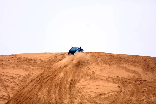 Vehículo Todoterreno Que Viaja Por Desierto —  Fotos de Stock