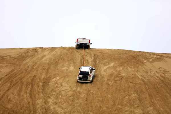 사막에서 운행되는 자동차 — 스톡 사진
