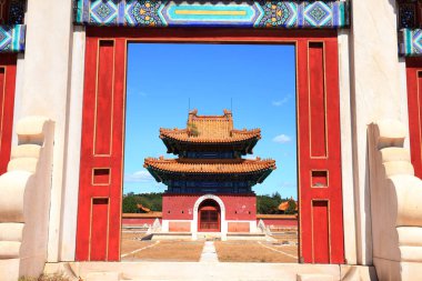 Mavi gökyüzünün altında antik Çin mimarisi