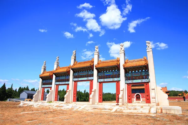 Starożytna Chińska Architektura Pod Błękitnym Niebem — Zdjęcie stockowe