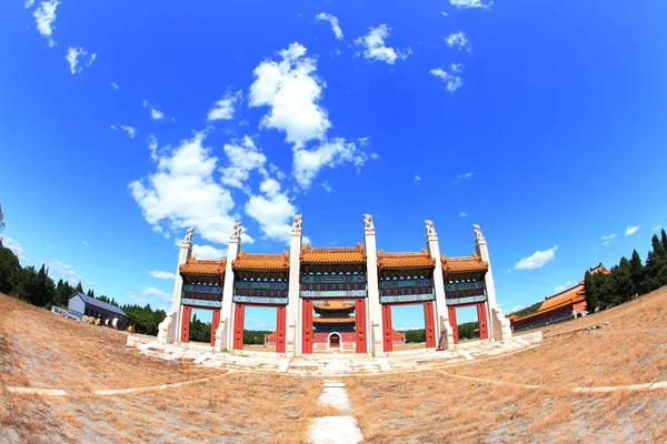 Starożytna Chińska Architektura Pod Błękitnym Niebem — Zdjęcie stockowe