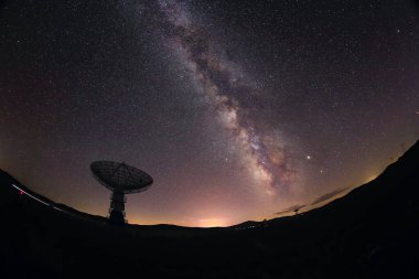 Radyo teleskopları ve gece Samanyolu.
