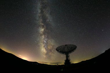 Radyo teleskopları ve gece Samanyolu.