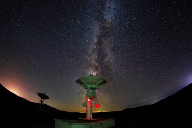 Radyo teleskopları ve gece Samanyolu.