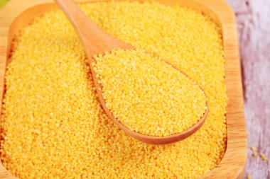 Millet, darı ahşap bir kabın içinde