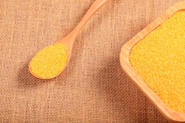 Millet, darı ahşap bir kabın içinde