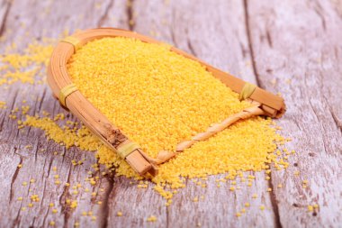 Millet, darı ahşap bir kabın içinde