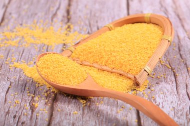 Millet, darı ahşap bir kabın içinde