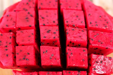 Ejderha meyvesi, masada taze pitaya