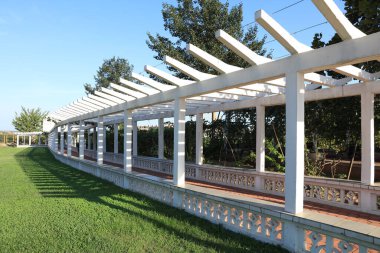 Parktaki beyaz koridor, parktaki uzun boş koridor, parktaki beyaz koridorlar.