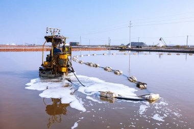 İşçiler tuz tarlasında çalışıyor., 