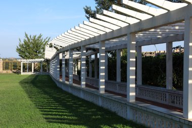 Parktaki beyaz koridor, parktaki uzun boş koridor, parktaki beyaz koridorlar.