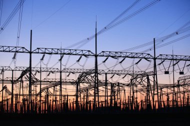 Akşamları enerji tedarik tesisleri.