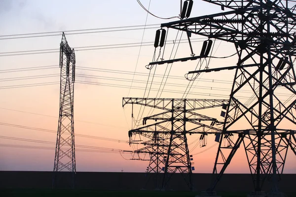 Pylons Hoogspanningsmasten Avond — Stockfoto