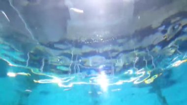 Fantastik su yüzeyi dalgası ve balık ve ışığın uyumlu görüntüsü.