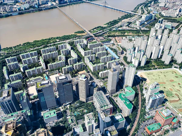 Büyük binalar, nehir ve apartman manzaralı şehir merkezi.