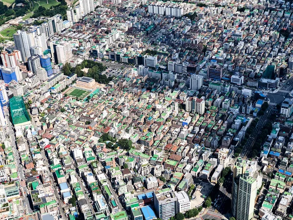 Şehir merkezinde binalar ve yoğun yerleşim alanları var.