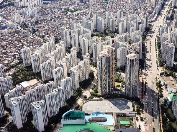Genişletilmiş apartman ve binalarla şehir manzarası