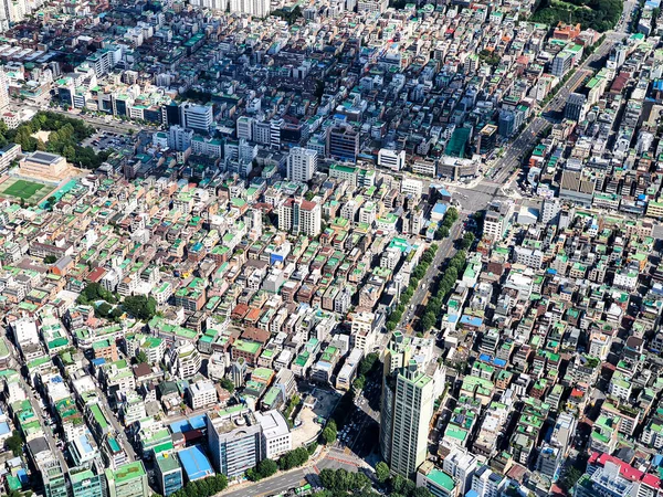 Şehir merkezinde yoğun yerleşim alanları ve büyük binalar var.