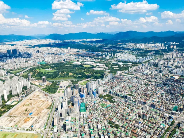 Parkın ve inşaat alanının şehir merkezinin panoramik görüntüsü