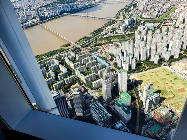 Yüksek gözetleme güvertesi penceresinden apartman ve nehir manzarası