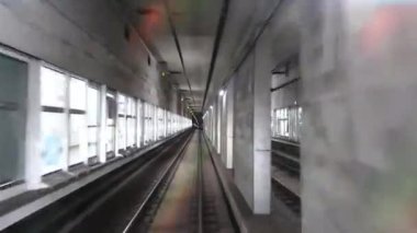 Parlak ışıkla aydınlatılmış bir metro istasyonuna giriş videosu