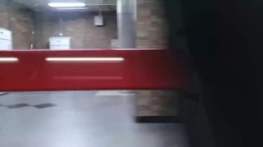 Metro Efekti 3-çok kişi ve nesne soldan başlayarak geçiyor