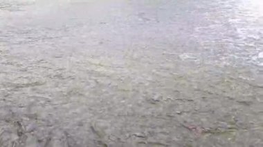 Temiz, temiz beyaz su kabarcıkları akıp gidiyor.