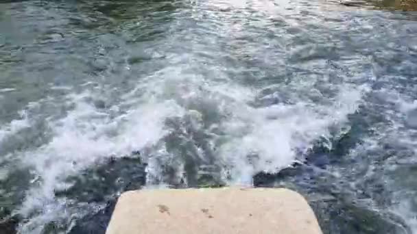 Flöde Klart Vatten Från Stenbron — Stockvideo