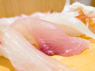 4 parça suşinin yakın plan görüntüsü.