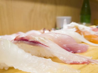 Çeşitli taze suşi resimleri ve sake şişeleri 3