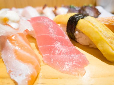 Somon, ton balığı ve 3 yumurtalı suşi.