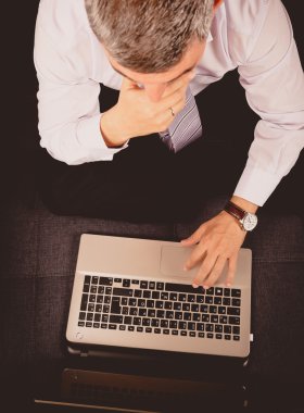 Bilgisayarda çalışan iş adamı