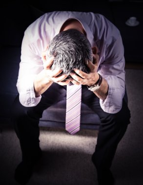 Umutsuz işadamı, işadamı, bilgisayar, karışıklık, kurumsal, kriz, kritik, ağlamak, karanlık, depresyon, depresif umutsuz umutsuzluk, çaresizlik, ikilem, hayal kırıklığı, sıkıntılı, aşağı,