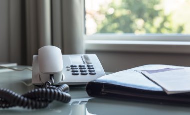 telefon, bir tabloda, Not Defteri penceresi,