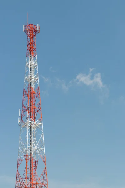 青い空に電話タワー — ストック写真