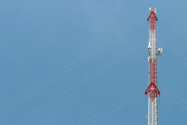 Телефонна вежа на блакитному небі — стокове фото