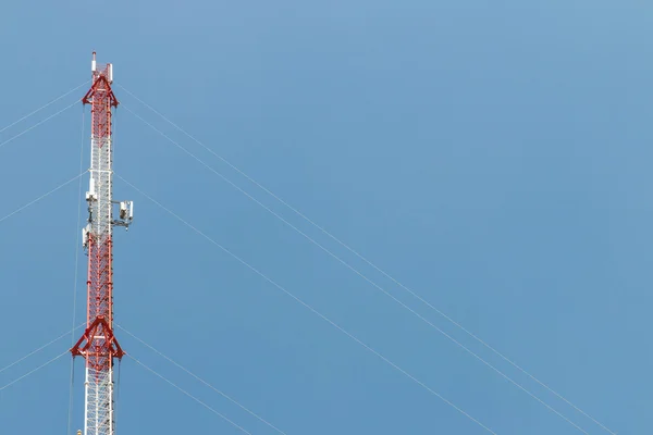 Telefonní věž na modré obloze — Stock fotografie