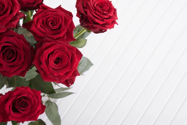 Red roses on table — Stock Photo, Image