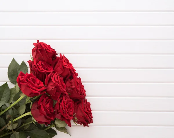 Rote Rosen auf dem Tisch — Stockfoto