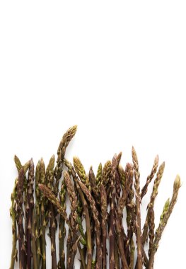 Beyaz üzerinde yabani kuşkonmaz