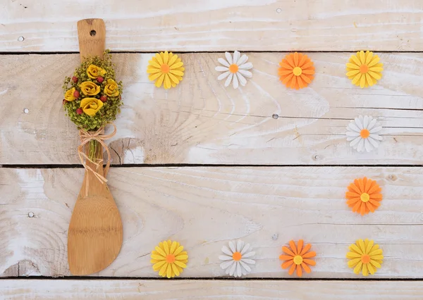 Wooden background with kitchen utencil and flowers — Stock Photo, Image