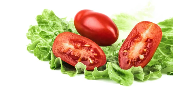 Tomate vermelho em alface — Fotografia de Stock