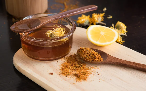 Bal ve baharat, calendula, dilim limon