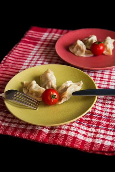 Steamed chinese jiaozi with tomato — Stock Photo, Image