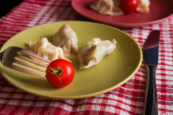 Steamed chinese jiaozi with tomato — Stock Photo, Image