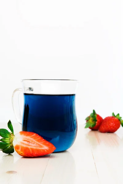 Blue Thai tea and strawberries — Stock Photo, Image