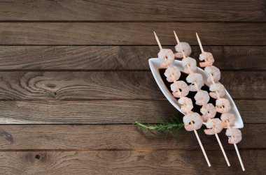 Haşlanmış karides ile üç şişleri