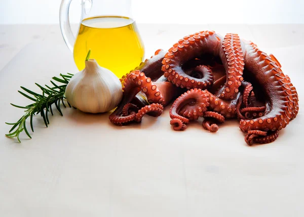 Pulpo hervido con ajo, romero y aceite de oliva — Foto de Stock